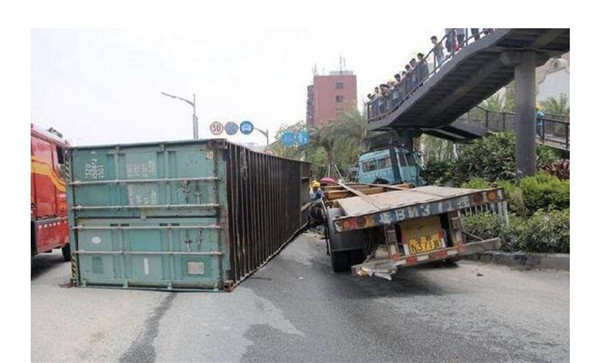 集裝箱運(yùn)輸半掛車不上鎖！通亞幫您解決！